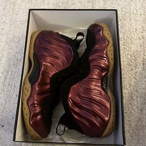 Preowned maroon Nike foamposites size 9.5 great condition in original box